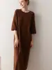 [Textura de Cachemir + Cubre Carne Suelto] Vestido de Punto con Cuello Redondo y Mangas Medias, una Falda Larga de Aspecto Relajado y de Alta Gama Adelgazante