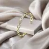 Pulseira Aberta Tendência Europeia e Americana Elegante em Aço Inoxidável com Coração Vazado Criativa Simples em Formato de C Coração de Pêssego para Mulheres