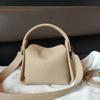 Versão popular da nova bolsa grande e macia para cigarros, bolsa feminina de grande capacidade, design de nicho, bolsa de ombro mensageiro, fabricantes de fornecimento direto