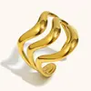 Moda Cruzada Europeia e Americana Elegante Nicho Joia de Mão Aço Inoxidável Banhado a Ouro 18K Três Camadas Onda Anel Aberto para Mulheres Simples