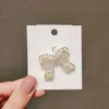 Broche de lazo hueco estilo japonés moda femenina pin de perla sintética de lujo ligero pin de solapa hebilla anti-exposición accesorios para traje