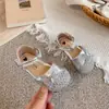 Sandalias de Malla de Color Sólido para Niñas 2026 Nuevo Estilo Primavera/Verano Flor de Perla Lazo Adhesivo Mágico Sandalias de Princesa