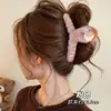 Presilha de cabelo estilo vintage que não danifica os fios, na cor café com toque de luxo, presilha de tubarão de pelúcia, acessório de cabelo fofo e doce para penteados presos.