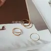 Con anillo fino cuadrado Yu jewelry para mujer, minimalista, hueco, estilo europeo y americano, acero de titanio, chapado en oro al vacío, apilable para Instagram, con anillo de retención de color