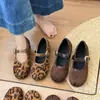 Zapatos de otoño con puntera dividida, estilo Mary Jane retro, planos de punta baja 2026, estilo francés y coreano para mujer, con una sola tira, tela marrón