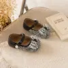 Ins Zapatos pequeños de cuero estilo francés 2026 primavera y otoño nuevos versión coreana para niñas con lazo de pedrería zapatos de princesa suela blanda zapatos de vestir