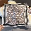 Bufanda Cuadrada de Moda Versátil Estilo Coreano 2025 70% Seda Sintética para Mujer con Acabado de Alta Gama, Protección para el Cuello y Bufanda para Cuello de Abrigo