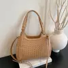 Nova bolsa de ombro transfronteiriça com design em relevo trançado, bolsa de mão de grande capacidade, bolsa transversal versátil para o dia a dia, bolsa feminina personalizada OEM