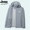 La chaqueta JEEP SPIRIT Jeep 26 con protección solar es una chaqueta de verano ligera para exteriores con capucha, con una sensación fresca y sedosa