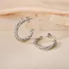 Pendientes de Otoño e Invierno 2024 Moda Elegantes Estéreo de Gama Alta Hebilla de Oreja Hilo Retorcido Anillo Liso Acero de Titanio Femenino con Estilo