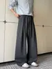 Calça de moletom cinza escuro plissada para homens, calça esportiva de malha larga e fluida para outono, calça casual de perna larga moderna estilo americano