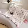 Novo Item Quente de Transmissão ao Vivo Xiaohongshu Manta de Flanela Grão de Neve Pombo Outono Inverno Nórdica Multifuncional Manta com Pompons para Casa