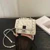 Bolso cuadrado pequeño para mujer, modelo nuevo 2026, con cadena bordada, cierre de broche de patrón de diamante, moderno y a la moda, para llevar al hombro y cruzado.