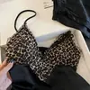 Ropa de dormir acolchada con estampado de leopardo y ribete de encaje estilo francés de lujo ligero para mujer, conjunto sexy de verano con camisola de cuello en V y shorts