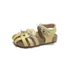 Sandálias Infantis 2026 Verão Novo Estilo Meninas Laço Vazado Sapatos de Princesa Meninas Pequenas Tecidas Sola Macia Sapatos Romanos