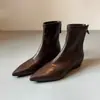 Versão em couro com aumento interno de altura, botas de moda bico fino para mulheres, novo modelo 2026, botins costurados, botinhas estilo coreano, botas de ajuste justo