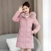 2026 Novo Estilo de Comércio Exterior Casaco de Algodão Slim-Fit de Comprimento Médio com Capuz, Gola Grande de Pelo, Cintura com Cordão, Efeito Emagrecedor, Jaqueta Grossa de Algodão Plus Size para Mulheres