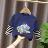 Nova coleção primavera e outono estilo coreano infantil, camiseta versátil e moderna, estilo duas peças falsas para meninos, camiseta de algodão puro com estampa de desenho animado, manga longa, tendência