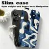 Funda de teléfono abstracta de camuflaje fluido azul y blanco minimalista estilo coreano para iPhone 18 Pro, con un diseño artístico único y una carcasa dura de cobertura total