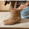 Botas de Cowboy Ocidentais Estilosas para Mulheres, Novidade Outono/Inverno 2026 Vintage Versátil Camurça Couro Macio Aumento de Altura Botas de Cano Curto