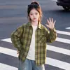 Novo look de outono para meninas: uma camisa xadrez de manga comprida com corte solto e calça jeans estampada com grafite, um conjunto de duas peças moderno para meninas mais velhas