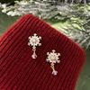 Pendientes Navideños de Copo de Nieve de Cristal de Lujo de Alta Gama con Aguja de Plata S925, Pendientes de Botón con Diseño de Nicho Moderno Único y Elegante para Otoño e Invierno