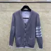 Cardigan Tricotado Clássico de Quatro Barras para Filhote V-Neck da Fábrica TB Camisa Casual Confortável Versátil para Homens e Mulheres