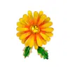 Feita com Materiais Ecológicos, a Broche Girassol com Pétalas em Degradê e Pistilos de Flor de Diamante Brilhantes é um Acessório de Nicho Adequado para Casacos e Camisas