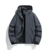 Suministrada directamente por el fabricante, la serie de chaquetas ligeras de exterior tres en uno es impermeable, resistente al aceite, a las manchas, transpirable y cuenta con un diseño desmontable para montañismo.