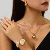 Conjunto de aretes, collar y pulsera de diseño de moda nicho Xiyinyin transfronterizo de alta gama con forma de gota de agua para mujer, en stock para entrega rápida