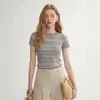 Camiseta de punto corta de manga corta floral gris suave estilo coreano 2026 para mujer, top casual elegante de ajuste ceñido para verano