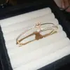 Pulseira Aberta Flor de Zircônia Estilo Luxo Leve, Pulseira Versátil Exquisita Francesa, Joias de Nicho de Alta Qualidade da Moda Atacado