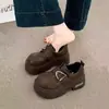 Mocassins com Fivela Retro Femininos 2026 Novo Outono Sapatos com Pequeno Aumento de Altura e Solado Grosso Confortáveis Versáteis Sapatos Pequenos de Couro