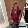 Bolso bandolera para mujer 2025 Nuevo estilo Bolso versátil Simple de hombro Portátil Bolso cuadrado pequeño popular de este año para el trabajo