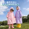 Impermeable infantil, estilo escuela primaria, diseñado para uso escolar, con capucha grande, compartimento para mochila y diseño todo en uno para protección de cuerpo completo contra lluvia intensa