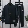 Conjunto casual de tricô waffle para homens, estilo primavera e outono, combinado com um moletom esportivo estiloso e moderno, um look completo de outono para homens.