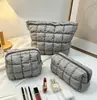 Bolsa de maquiagem acolchoada em nuvem de produto novo transfronteiriça, bolsa clutch impermeável plissada de plumas, bolsa de armazenamento portátil de grande capacidade atacado
