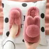 Chinelos de algodão para mulheres no inverno sola grossa antiderrapante pelúcia tridimensional quentes para casa interior casais fofos uso externo calçados com salto para confinamento