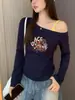 Top de manga larga con diseño estampado de dibujos animados de anime de nicho nuevo para primavera y otoño, de hombro oblicuo, hombros descubiertos, cintura plisada para mujer