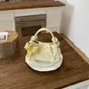 Yue Zi 2026 Bolsa de Mão Fresca Doce com Bolinhas Feminina Chique Moderna Bolsa Nuvem Plissada Cor Contrastante Versátil Bolsa de Ombro