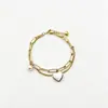 Pulseira de Aço Titânio com Pérolas em Formato de Coração de Camada Dupla para Mulheres, Banho de Ouro 18K, Joia que Não Desbota, Versátil em Aço Inoxidável com Concha