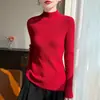 Suéter de lana de punto de un solo hilo de color liso para mujer. Esta prenda no tiene costuras laterales y es adecuada para usar sola en primavera y otoño, o como una capa debajo de un abrigo en otoño e invierno.