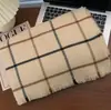 Venta de liquidación de bufandas con 40% de descuento en un puesto, bufandas largas y cortas de hilo de felpa tejido cálido para otoño e invierno en oferta