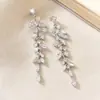 Brincos Elegantes com Franjas e Zircônia para Mulheres com Rosto Quadrado ou Redondo, Apresentando Efeito Emagrecedor, Design de Luxo Leve de Nicho, Brincos de Tarraxa Versáteis e Estilosos