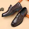 Zapatos de Hombre Atractivos con Cruz Otoño Nuevo Estilo Hombres Patrón de Cocodrilo Piel Genuina Zapatos de Cuero de Negocios Suela Suave Slip-on Zapatos de Tacto de Alta Gama