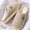 Chinelos de Algodão para Casa Femininos Outono/Inverno 2026 Novo Estilo Internos Antiderrapantes Resistentes a Odores Quentes com Sola Grossa Plush Chinelos de Casal