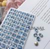 Arte de uñas con forma de corazón torcido, diseño de libro rojo pequeño, azul claro, con punta inferior en forma de diamante, joyería de diamantes al por mayor, arte de uñas de vidrio K9, Diamante