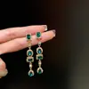 Brincos de Franja Florais com Zircônia Esmeralda e Agulha de Prata, Brincos da Moda de Luxo Leve de Alta Qualidade, Acessórios de Orelha Estilosos e Versáteis