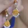 Brincos de Flores Rosa em Tela Cravejados com Diamantes, Estilo Novo 2026, Ganchos de Orelha, Design de Nicho de Luxo Leve, Brincos de Moda Elegantes e Versáteis