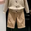 Conjunto novo outono e primavera 2026 para meninos e meninas, blusa de tricô moderna e calça comprida casual, conjunto de duas peças